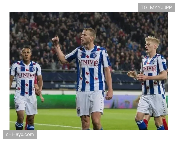 费耶诺德中路渗透战术焕然一新，稳健表现屡破对手防线