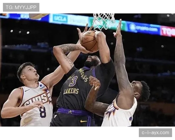 奥卡福在季后赛中的出色表现持续推进球队迈向胜利