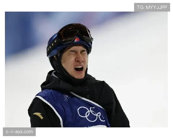 苏翊鸣家里堆满赞助商送的限量球鞋，自己却天天穿训练服靸拖鞋出门